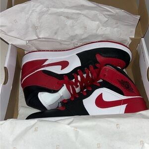 Jordan 1 Mid Box